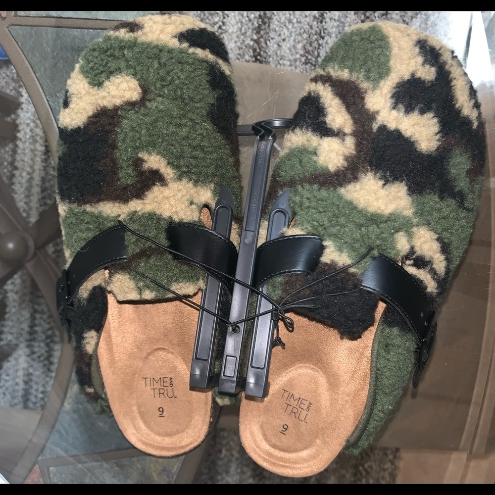 NWOT SHERPA CAMOUFLAGE BUCKLED CLOGS💚🤎 SIZE 8 & SIZE 9 AVAILABLE 😊